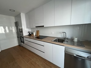 Geladeira, micro-ondas, fogão, cooktop