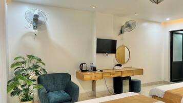 Escritorio, sistema de insonorización, wifi gratis y ropa de cama