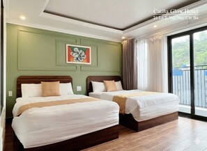 デラックス ダブルルーム バルコニー マウンテンビュー | デスク、防音設備、WiFi (無料)、ベッドシーツ