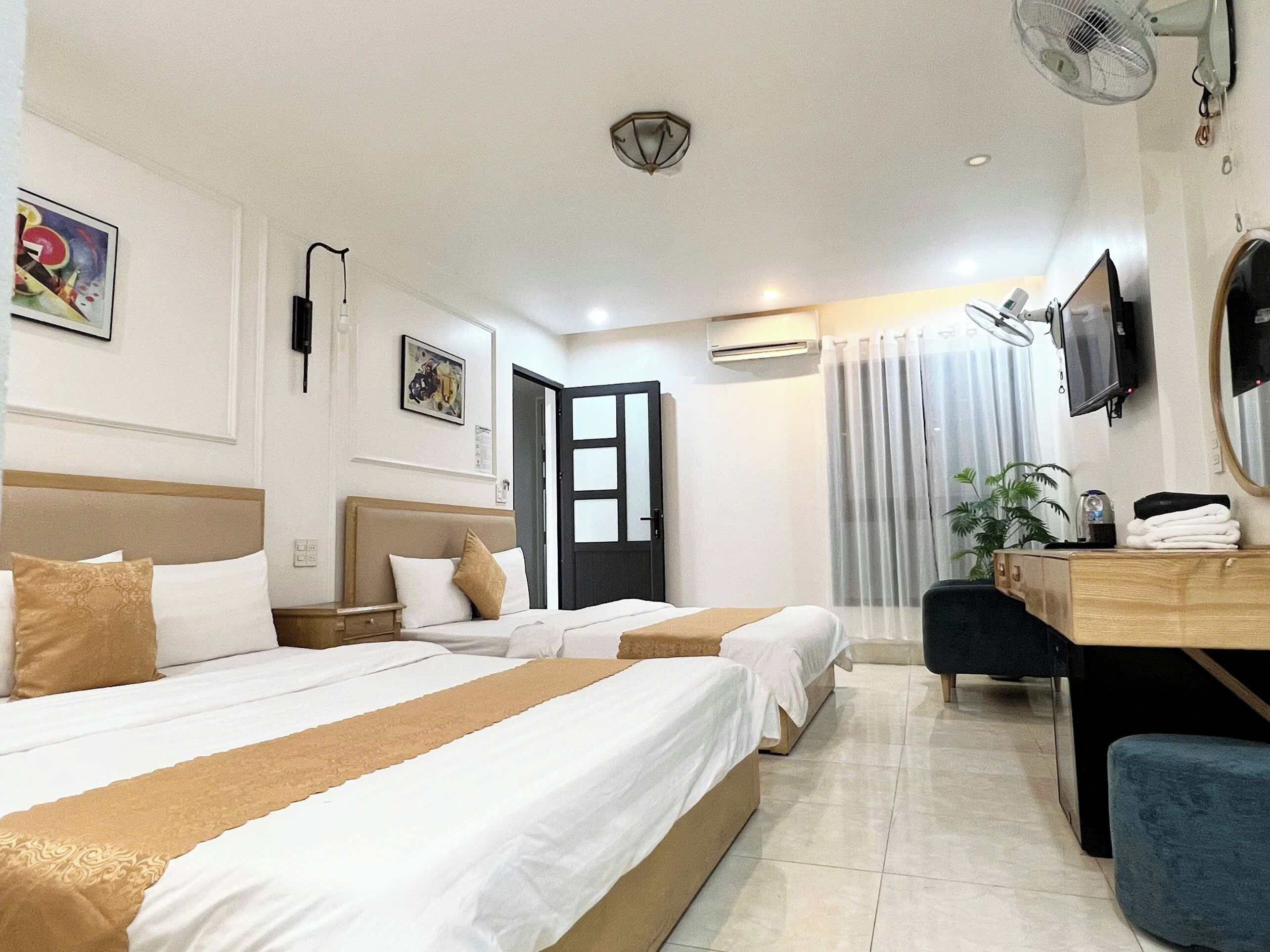 Desk, soundproofing, free WiFi, bed sheets