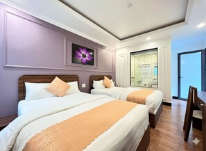 Desk, soundproofing, free WiFi, bed sheets - Cat Ba Glow Hotel (Hai Phong)