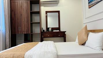 Dobbeltrom – standard, balkong, fjellutsikt | Skrivebord, lydisolert, wi-fi (inkludert) og sengetøy