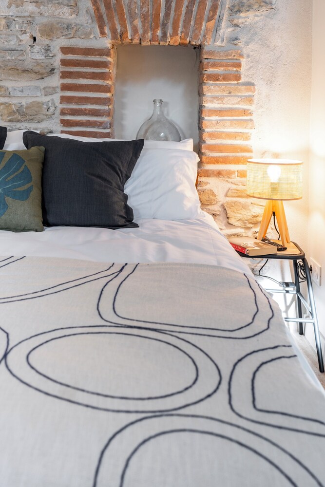 Spacious 10bedroom cottage w/ AC, WiFi, Tennis, Pool and Spa