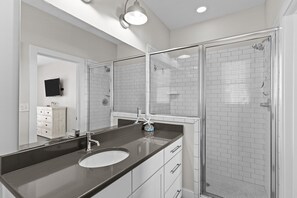 Douche, sèche-cheveux, serviettes fournies, papier toilette