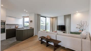 4 bedrooms, desk, Internet
