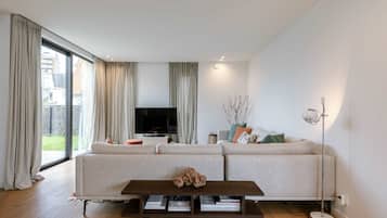 4 bedrooms, desk, Internet