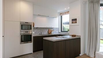 Villa | 4 bedrooms, desk, Internet