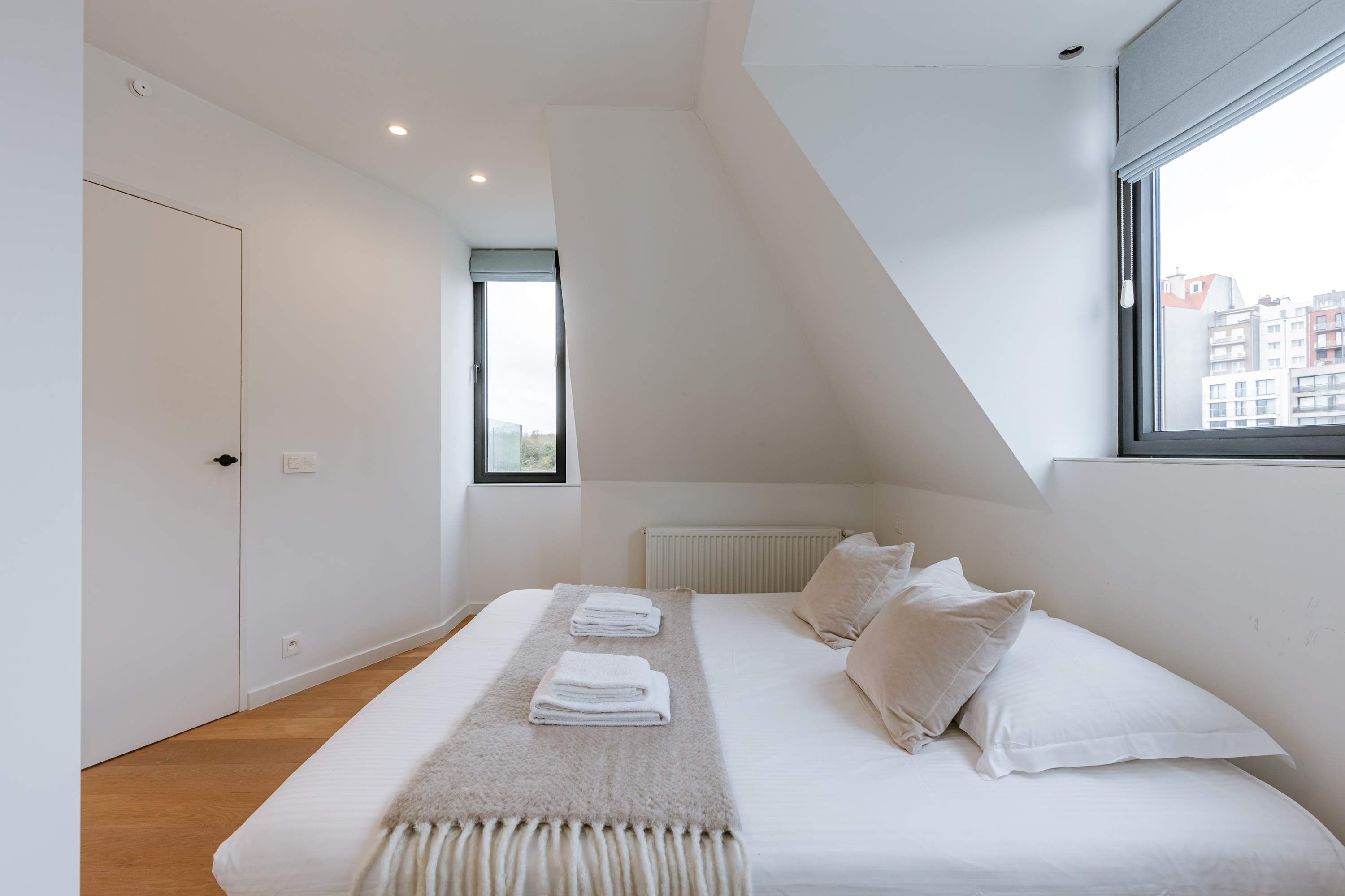 4 bedrooms, desk, Internet