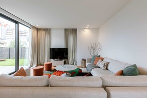 Villa | 4 bedrooms, desk, Internet