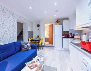 Smart TV, offices - 3 en-suite bedrooms | Sleeps 8 | 1-min Tube | Heathrow 30 mins (Greater London)