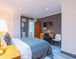 3 makuuhuonetta, työpöytä, silitysrauta/-lauta, vauvan matkasänky