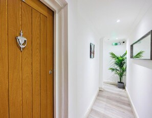 Interior - 3 en-suite bedrooms | Sleeps 8 | 1-min Tube | Heathrow 30 mins (Greater London)