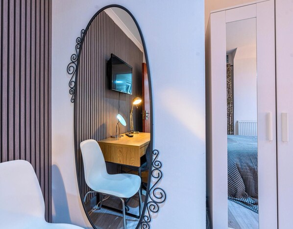 3 bedrooms, desk, iron/ironing board, travel cot - 3 en-suite bedrooms | Sleeps 8 | 1-min Tube | Heathrow 30 mins (Greater London)