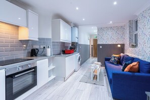 冷蔵庫、電子レンジ、オーブン、コンロ