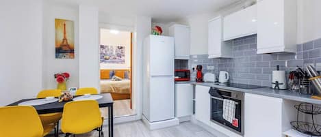 Kühlschrank, Mikrowelle, Ofen, Herdplatte