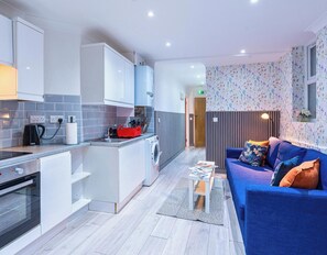 Fridge, microwave, oven, stovetop - 3 en-suite bedrooms | Sleeps 8 | 1-min Tube | Heathrow 30 mins (Greater London)