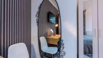 3 bedrooms, desk, iron/ironing board, travel crib