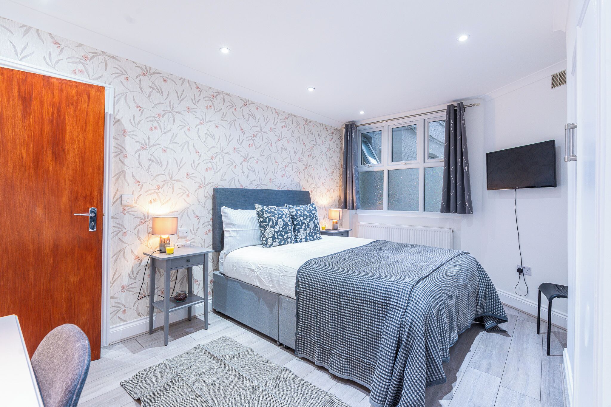 3 bedrooms, desk, iron/ironing board, travel crib