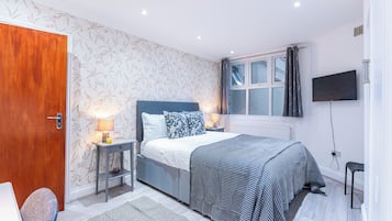 3 bedrooms, desk, iron/ironing board, travel cot