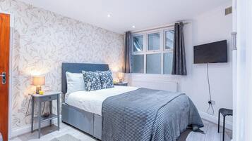 3 bedrooms, desk, iron/ironing board, travel cot