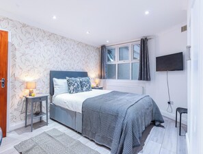 3 bedrooms, desk, iron/ironing board, travel cot