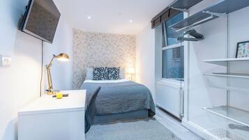 3 bedrooms, desk, iron/ironing board, travel crib