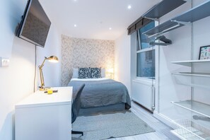 3 bedrooms, desk, iron/ironing board, travel crib