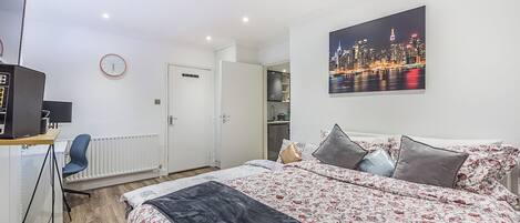 1 habitación, tabla de planchar con plancha y cuna de viaje