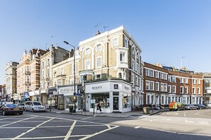 Point of interest - Sleeps 4 | 1BR + Workspace | 1-Min to Tube | Heathrow Direct — No Changes (Greater London)