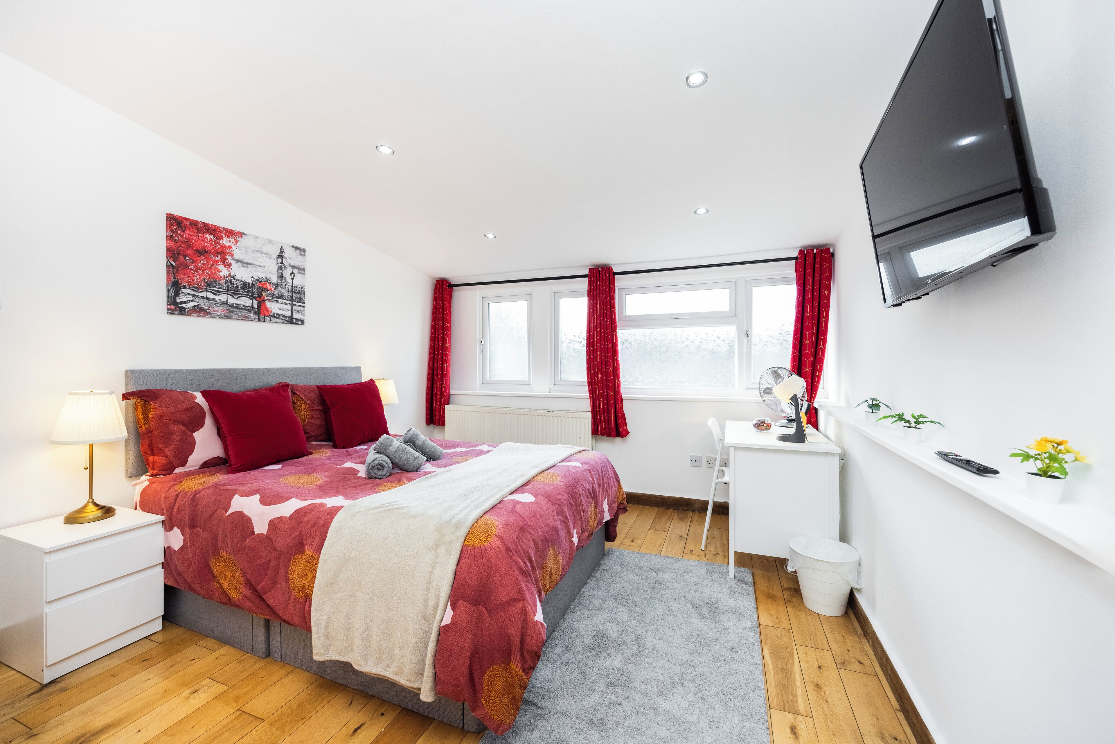 2 Schlafzimmer, Schreibtisch, Bügeleisen/Bügelbrett, Reisekinderbett