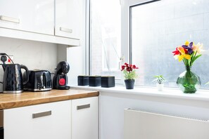 Interior - Spacious 2BR West Kensington | Sleeps 7 | Heathrow Access | Full Kitchen (Greater London)