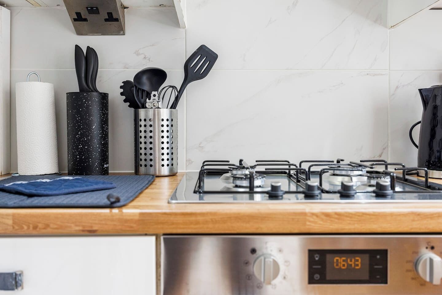 Kylskåp, mikrovågsugn, ugn och spishäll