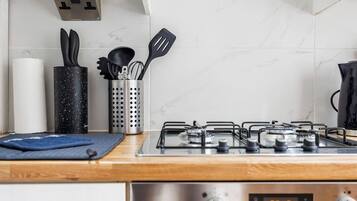 Frigorifero, microonde, forno, piano cottura