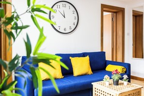 Smart TV, offices - Spacious 2BR West Kensington | Sleeps 7 | Heathrow Access | Full Kitchen (Greater London)