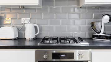 Frigorifero, microonde, forno, piano cottura