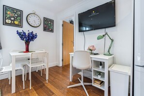 Dining - Cosy 1BR in West Kensington — Sleeps 5 | Heathrow Airport 30 mins (Greater London)
