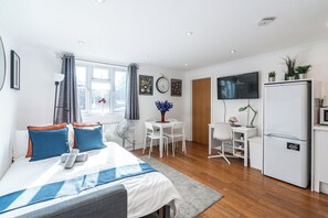 1 bedroom, desk, iron/ironing board, travel cot - Cosy 1BR in West Kensington — Sleeps 5 | Heathrow Airport 30 mins (Greater London)