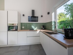 Frigorífico, microondas, placa de cocina y lavavajillas