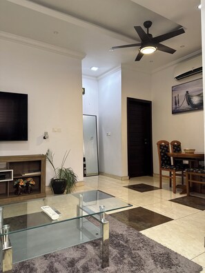 Interior - Cozy apartment in lovely Accra with WiFi, AC . (Accra)