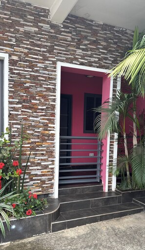 Exterior detail - Cozy apartment in lovely Accra with WiFi, AC . (Accra)