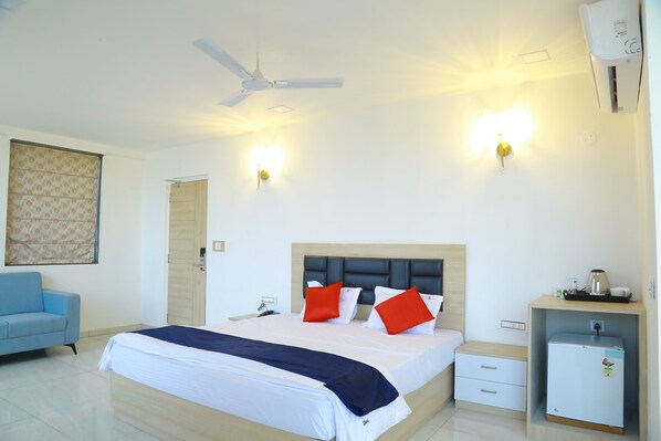 Deluxe Suite | Desk, laptop workspace, free WiFi - The Balcony Suites (Hyderabad)