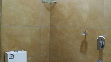 Suíte luxo | Banheiro | Chuveiro, toalhas de banho, sabonete, shampoo