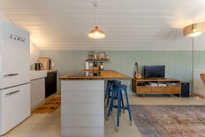 Fridge, stovetop, dishwasher, coffee/tea maker - Kapitan’s cottage a Rustic Private Catskill Getaway Near Kingston (Kingston)