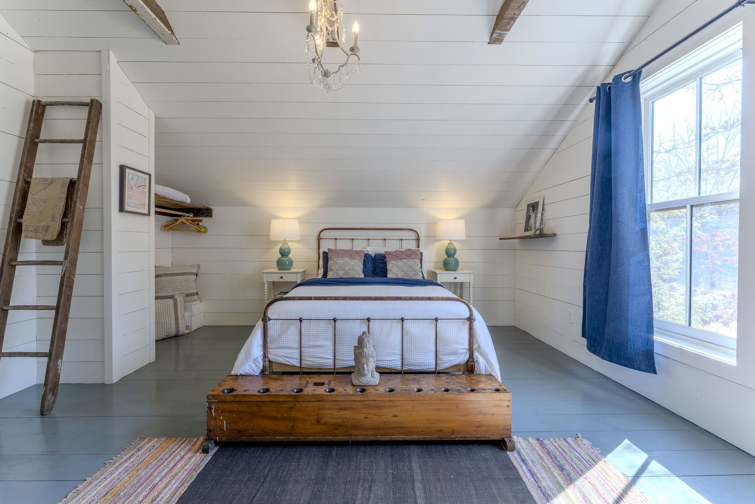 2 bedrooms, desk, iron/ironing board, travel crib