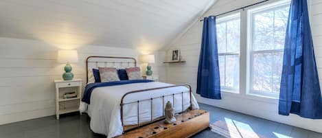 2 habitaciones, escritorio y tabla de planchar con plancha
