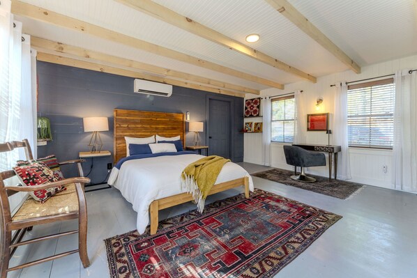 2 chambres, bureau, fer et planche à repasser, lit de bébé portatif