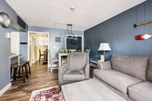 Smart TV, fireplace - Village of Winnipesaukee (Laconia)