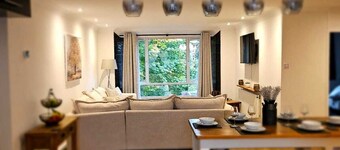Top floor pent house suite near NEC/BHX/HS2. 3 Bedrooms, 6 beds