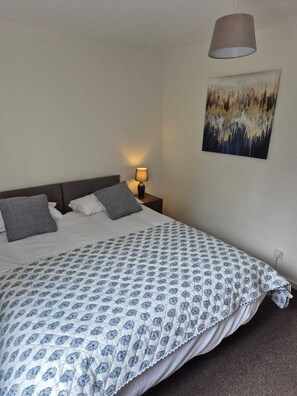 3 bedrooms, iron/ironing board, travel crib, WiFi - Top floor pent house suite near NEC/BHX/HS2. 3 Bedrooms, 6 beds (Coleshill)