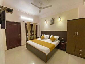 Deluxe Double Room | Rollaway beds, free WiFi, bed sheets - Hotel Nirvana Palace (Rishikesh)